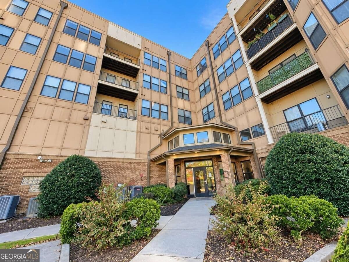 2 bedroom, 1 bathroom, 1,105 sq ft loft,condominium for sale at 898 Oak Street 1215, Atlanta, GA 30310 — photo 1 of 25