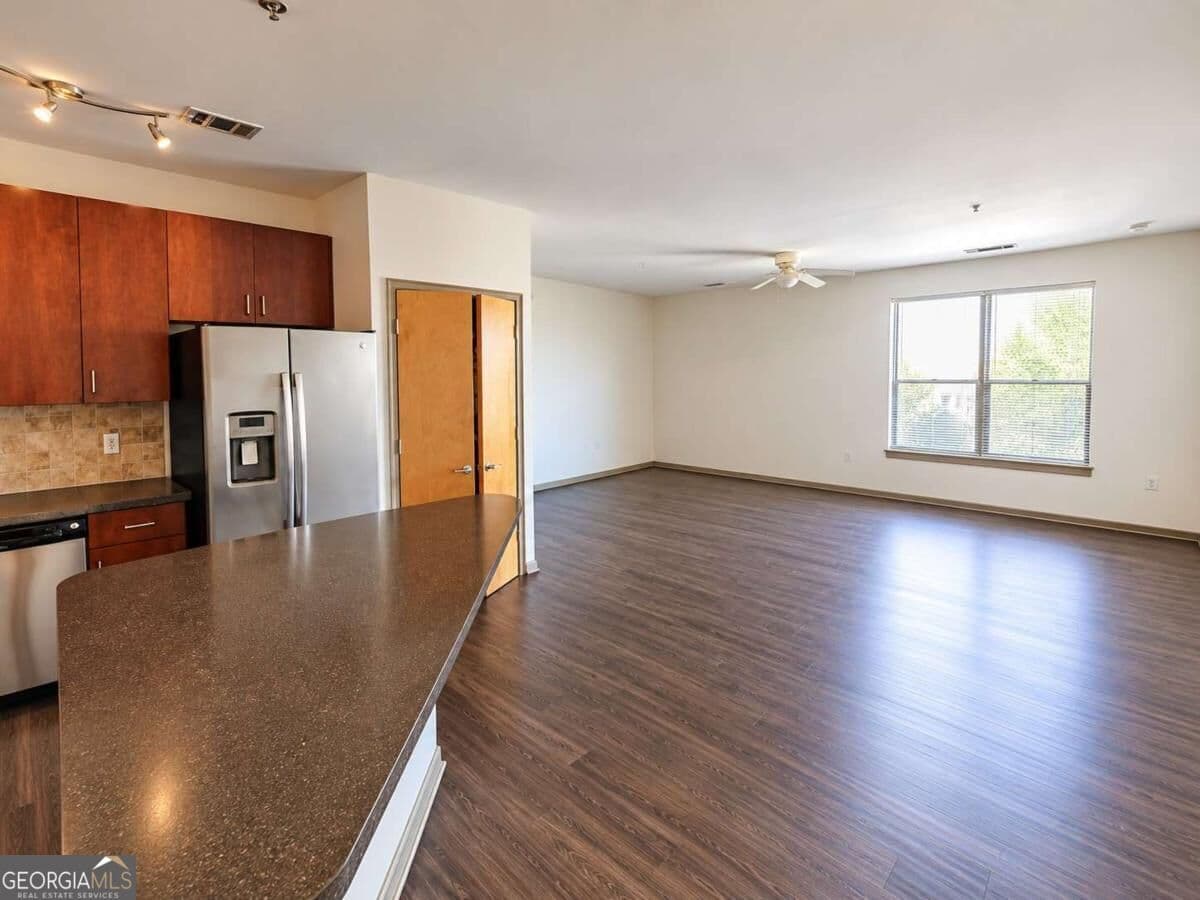 2 bedroom, 1 bathroom, 1,105 sq ft loft,condominium for sale at 898 Oak Street 1215, Atlanta, GA 30310 — photo 5