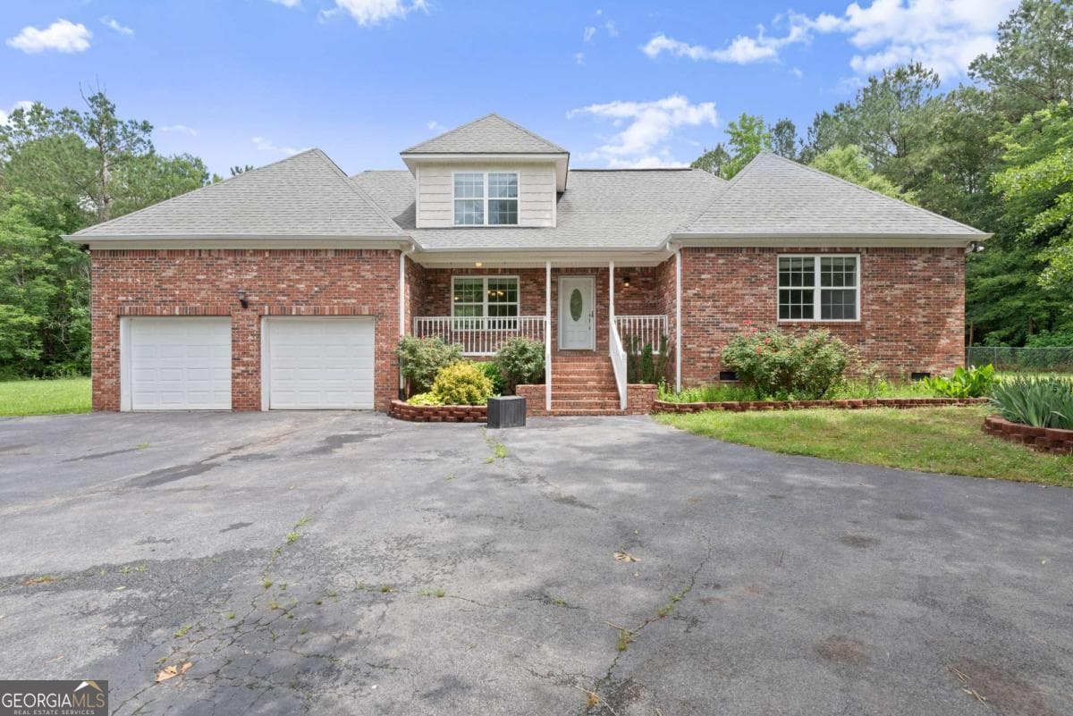 5 bedroom, 3 bathroom, 2,174 sq ft single family residence for sale at 577 Everett Springs Road, Calhoun, GA 30701 — photo 3
