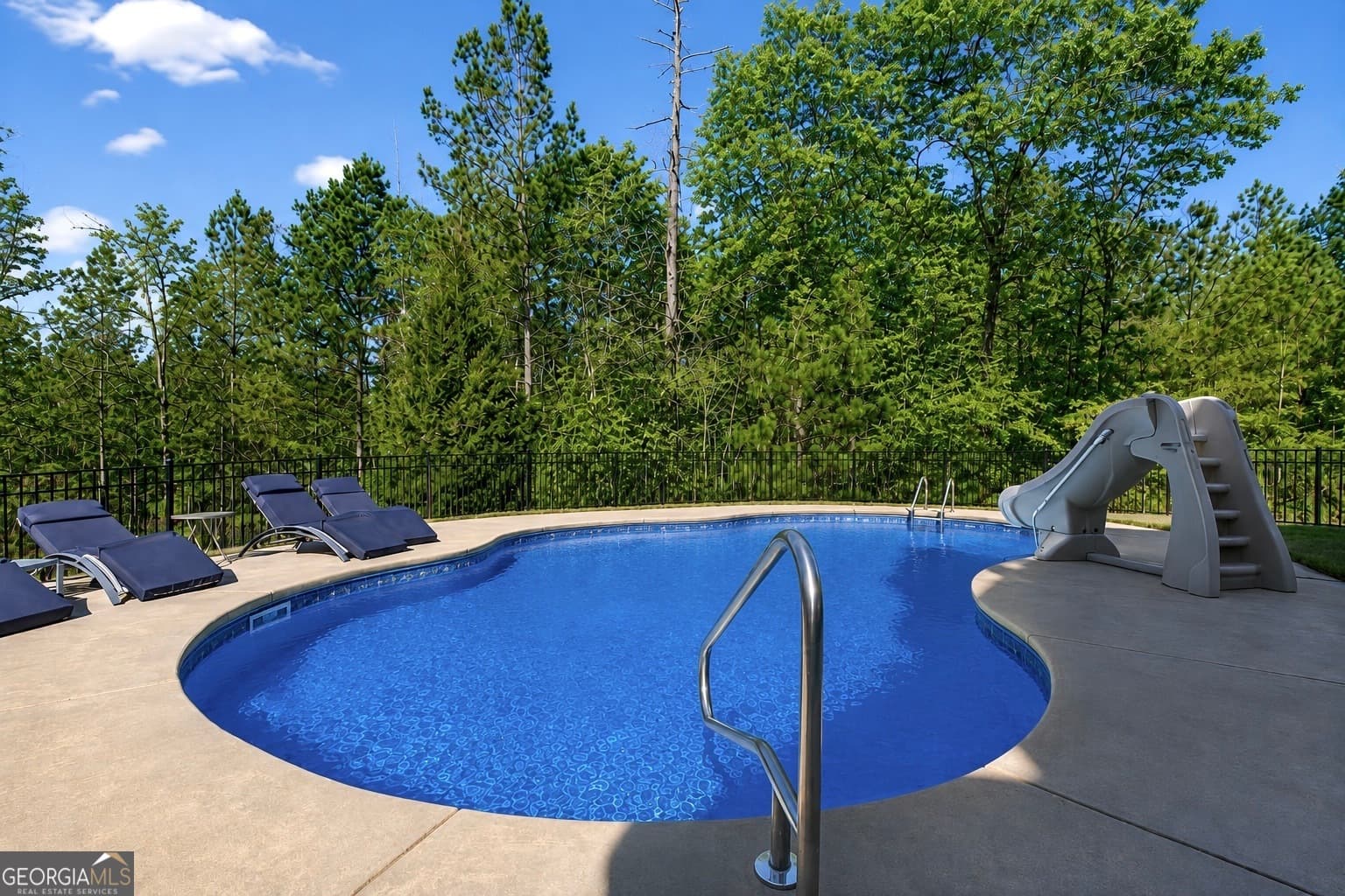 4 bedroom, 3.5 bathroom, 3,514 sq ft single family residence for sale at 32 River Rapids Drive, Forsyth, GA 31029 — photo 7