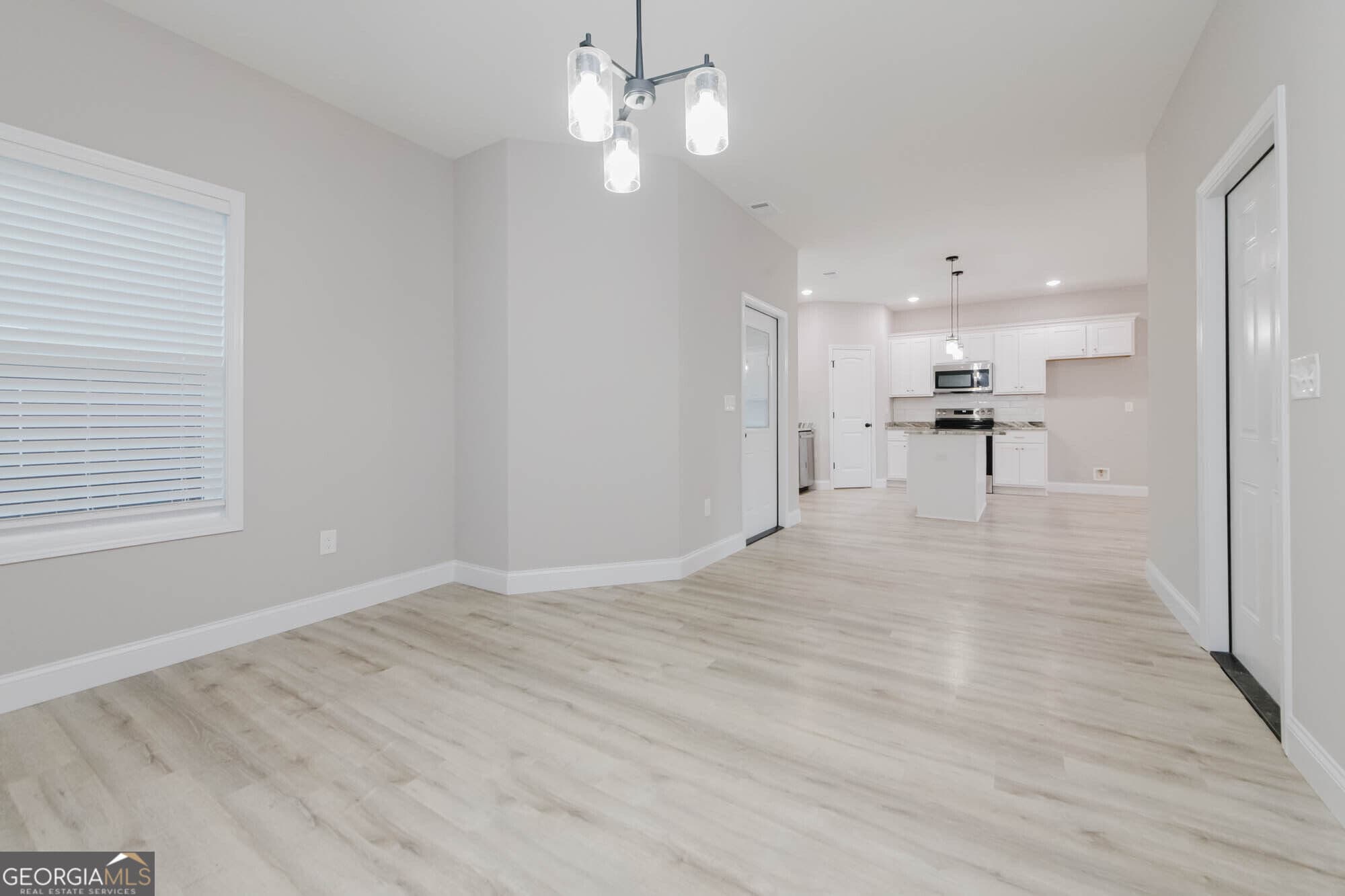 3 bedroom, 2.5 bathroom, 1,636 sq ft single family residence for sale at 300 Beau Claire Cir, Byron, GA 31008 — photo 6