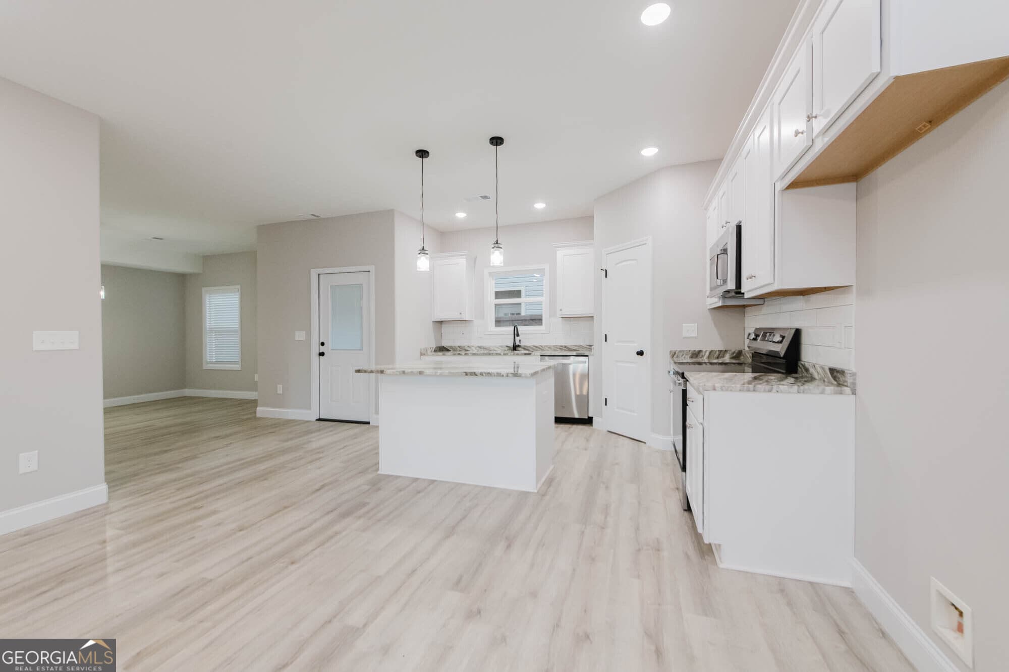3 bedroom, 2.5 bathroom, 1,636 sq ft single family residence for sale at 300 Beau Claire Cir, Byron, GA 31008 — photo 10