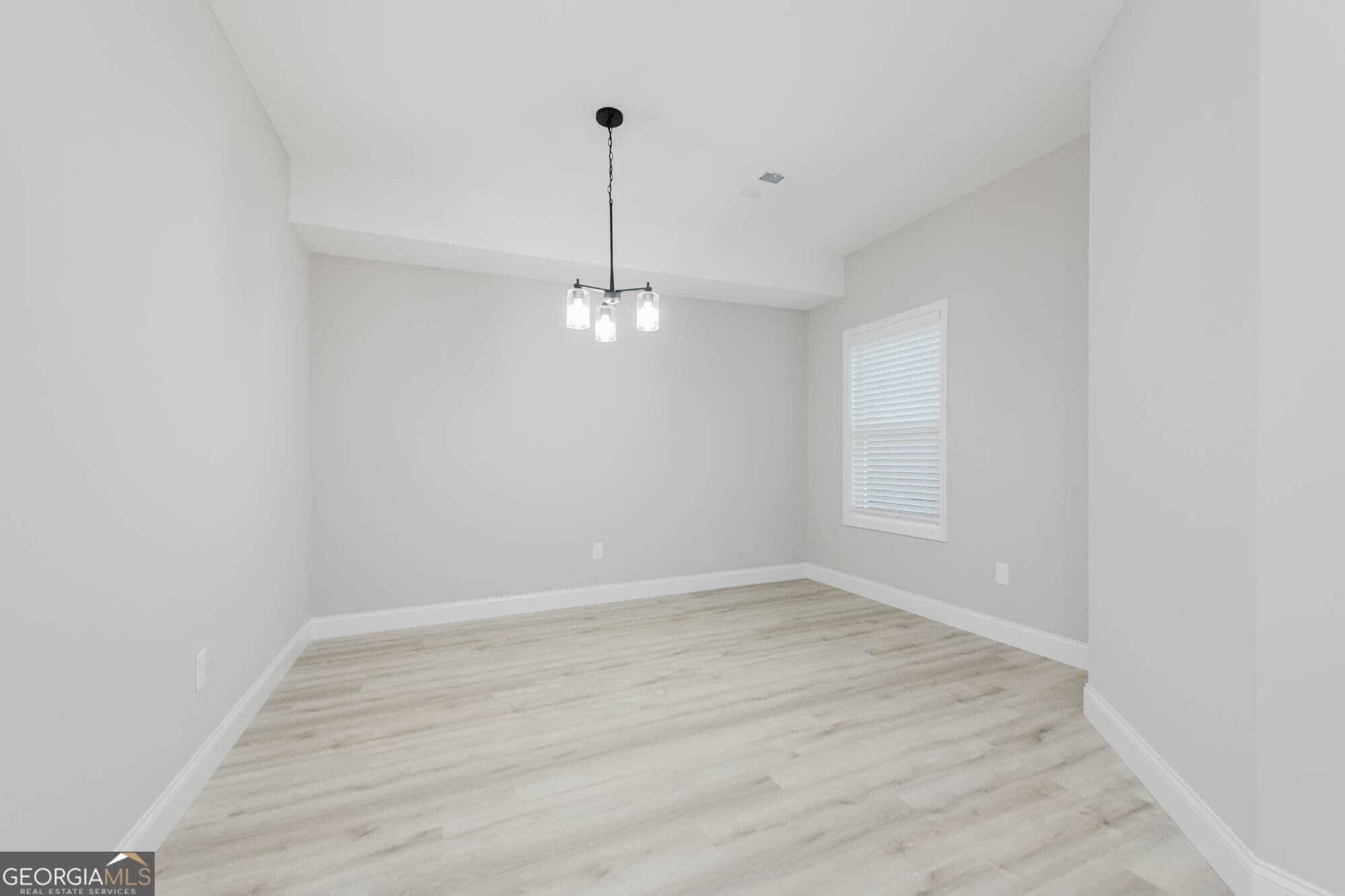 3 bedroom, 2.5 bathroom, 1,636 sq ft single family residence for sale at 300 Beau Claire Cir, Byron, GA 31008 — photo 4