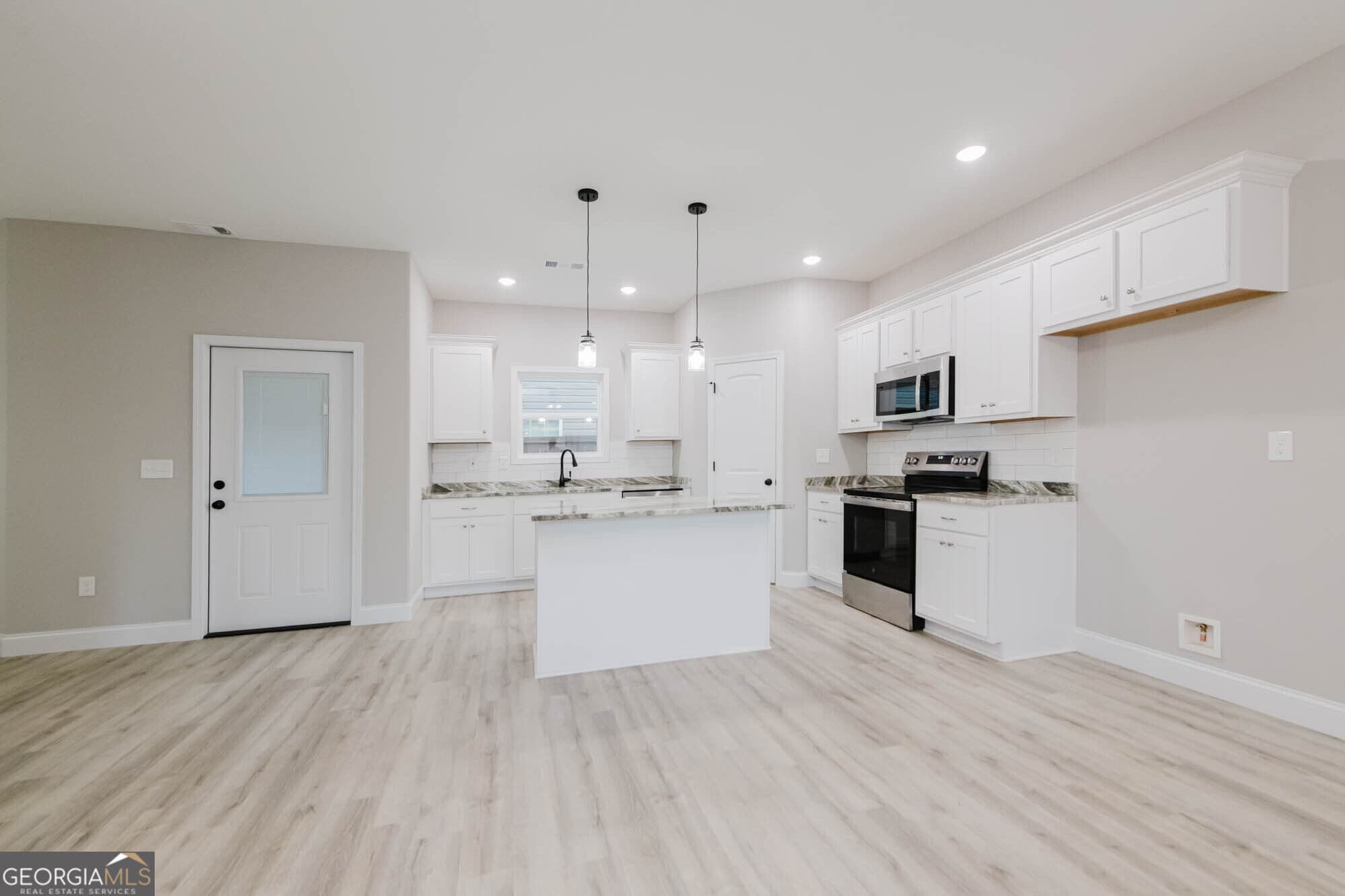 3 bedroom, 2.5 bathroom, 1,636 sq ft single family residence for sale at 300 Beau Claire Cir, Byron, GA 31008 — photo 8