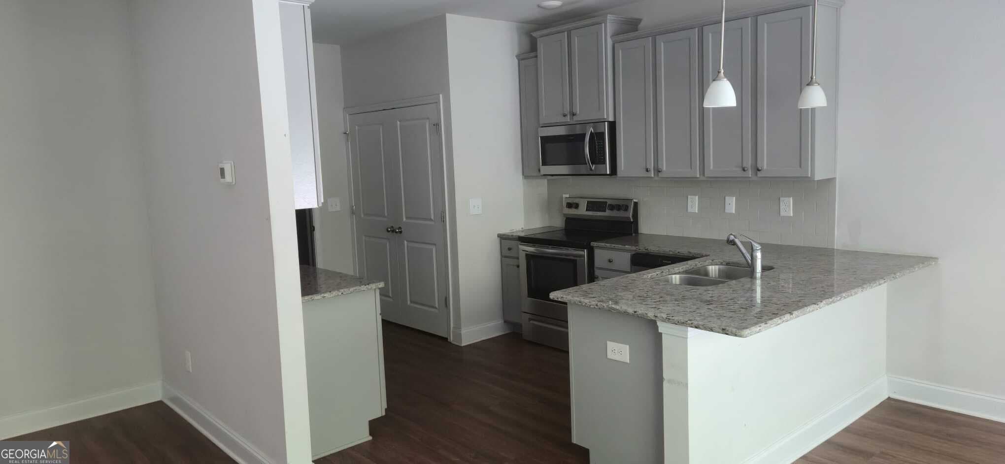 3 bedroom, 2.5 bathroom, 1,636 sq ft townhouse for sale at 10172 Benton Woods Drive, Covington, GA 30014 — photo 3