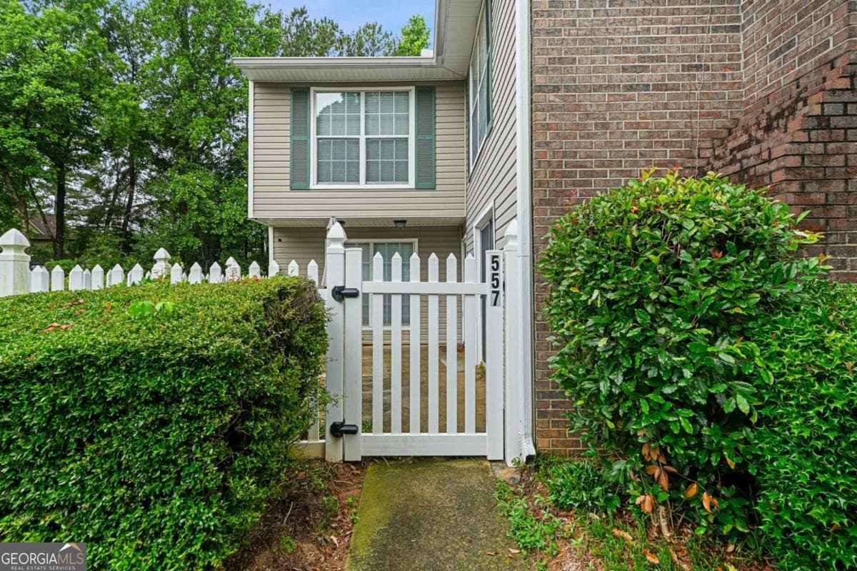 2 bedroom, 1.5 bathroom, 1,170 sq ft townhouse sold at 557 Picketts Bend Court, Marietta, GA 30008