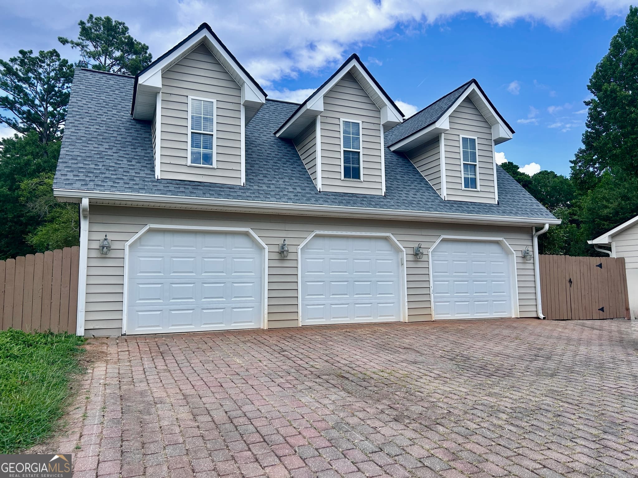 4 bedroom, 3.5 bathroom, 2,600 sq ft single family residence for sale at 200 Hedgewood Court, Peachtree City, GA 30269 — photo 4