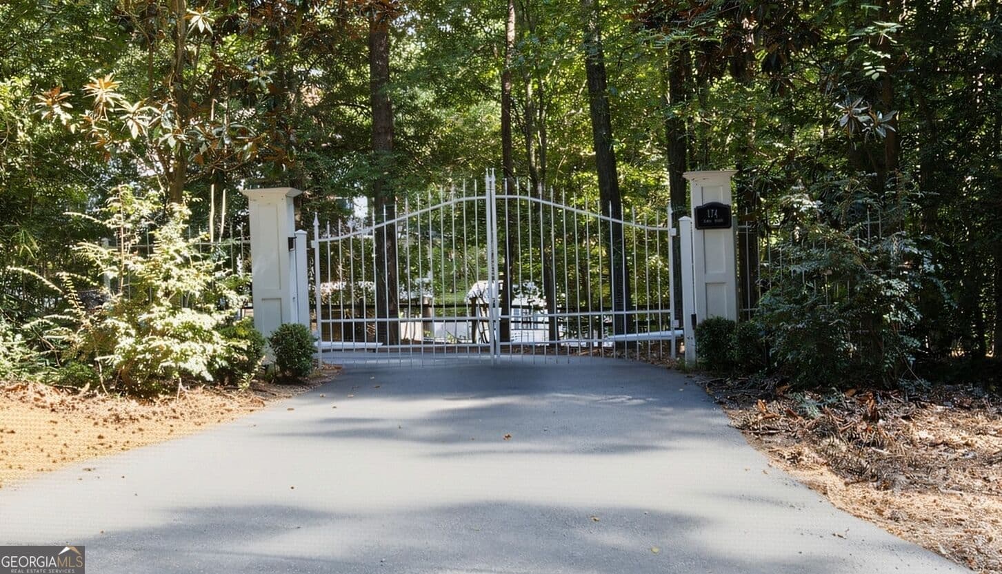 4 bedroom, 3.5 bathroom, 4,068 sq ft single family residence for sale at 174 Sims Road, Tyrone, GA 30290 — photo 3