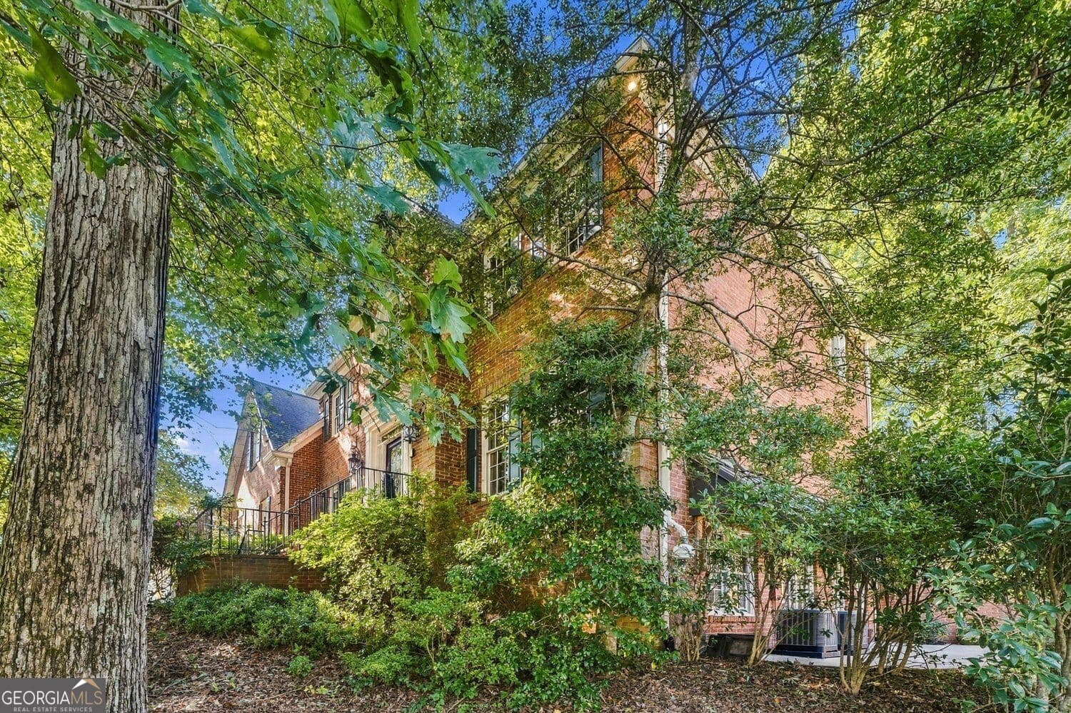 5 bedroom, 4 bathroom, 4,305 sq ft single family residence for sale at 5358 Brooke Farm Drive, Atlanta, GA 30338 — photo 6