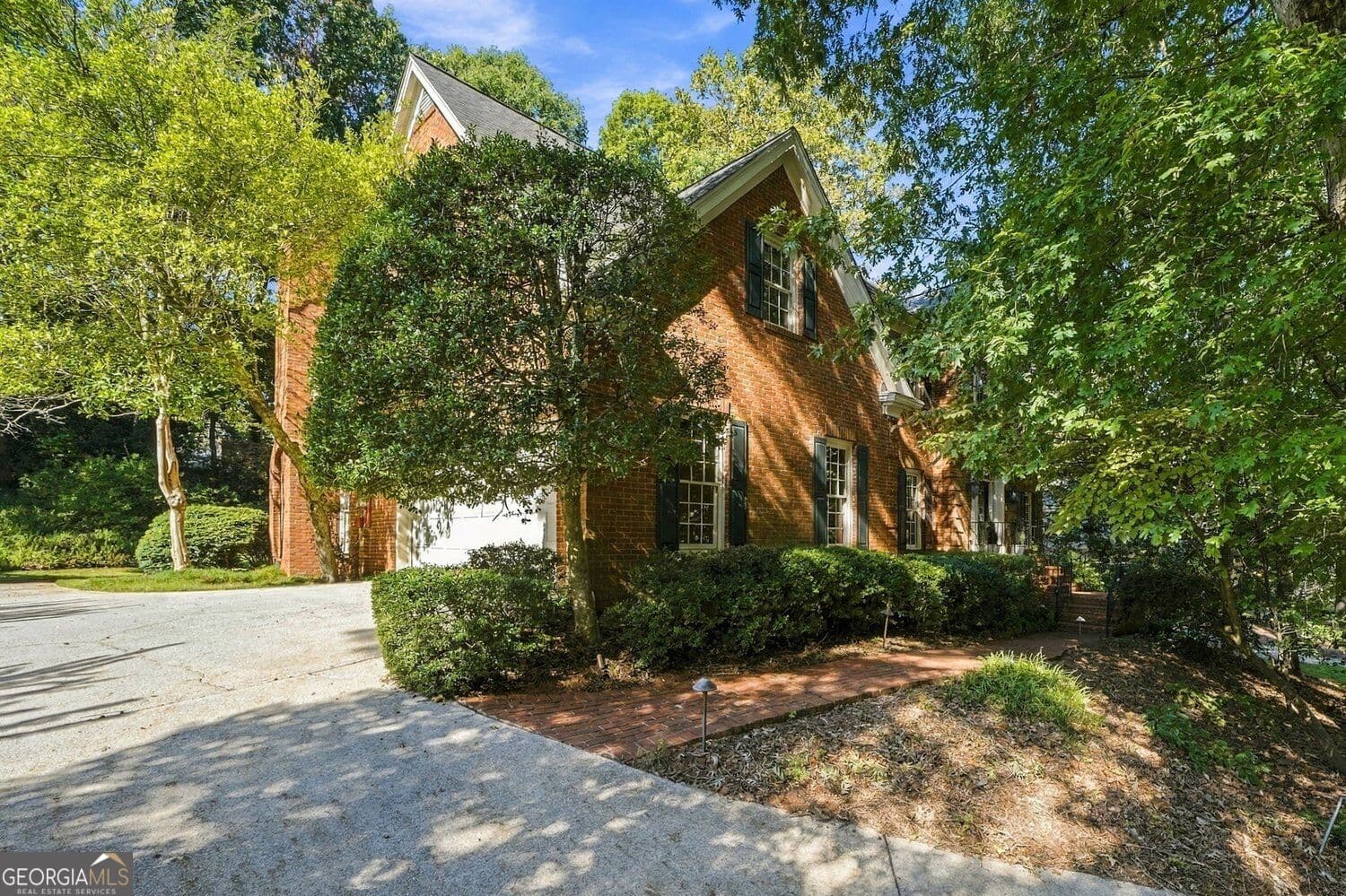 5 bedroom, 4 bathroom, 4,305 sq ft single family residence for sale at 5358 Brooke Farm Drive, Atlanta, GA 30338 — photo 5