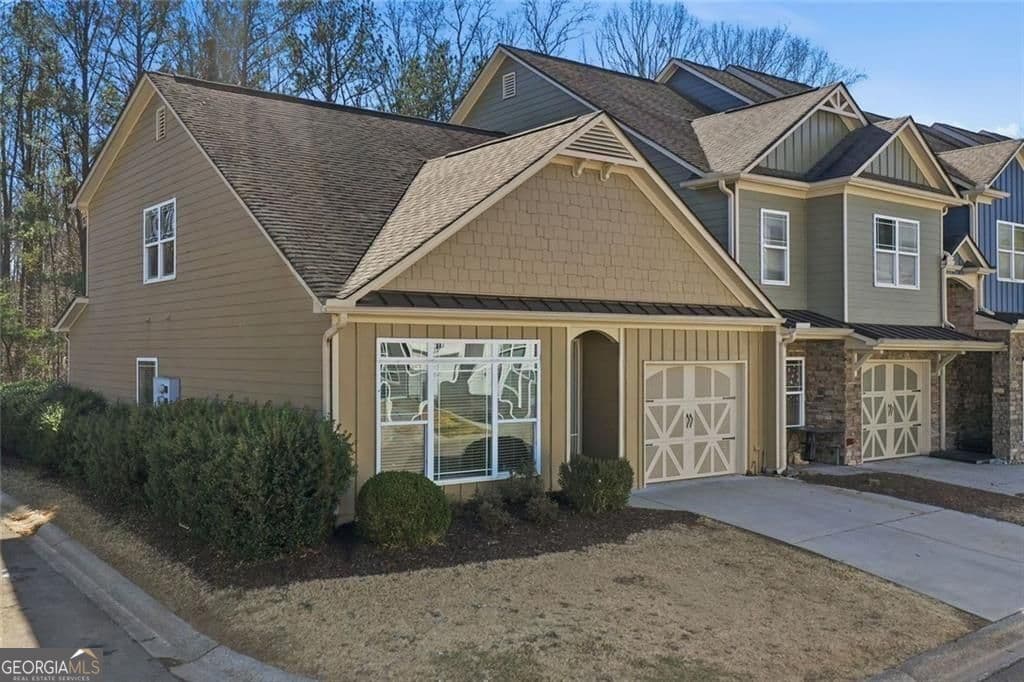 3 bedroom, 2.5 bathroom, 2,136 sq ft townhouse for sale at 28 Sandstone Drive, Jasper, GA 30143 — photo 1 of 39