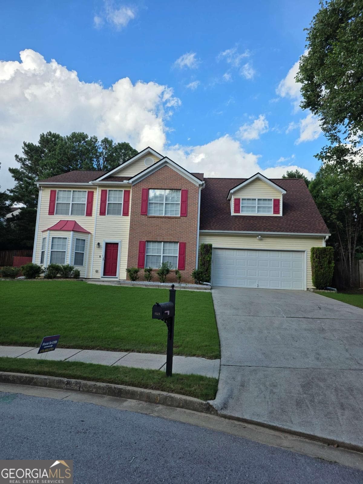 4 bedroom, 2.5 bathroom single family residence for rent at 1529 Sydney Pond Circle, Lawrenceville, GA 30046 for $2,600 a month — photo 2