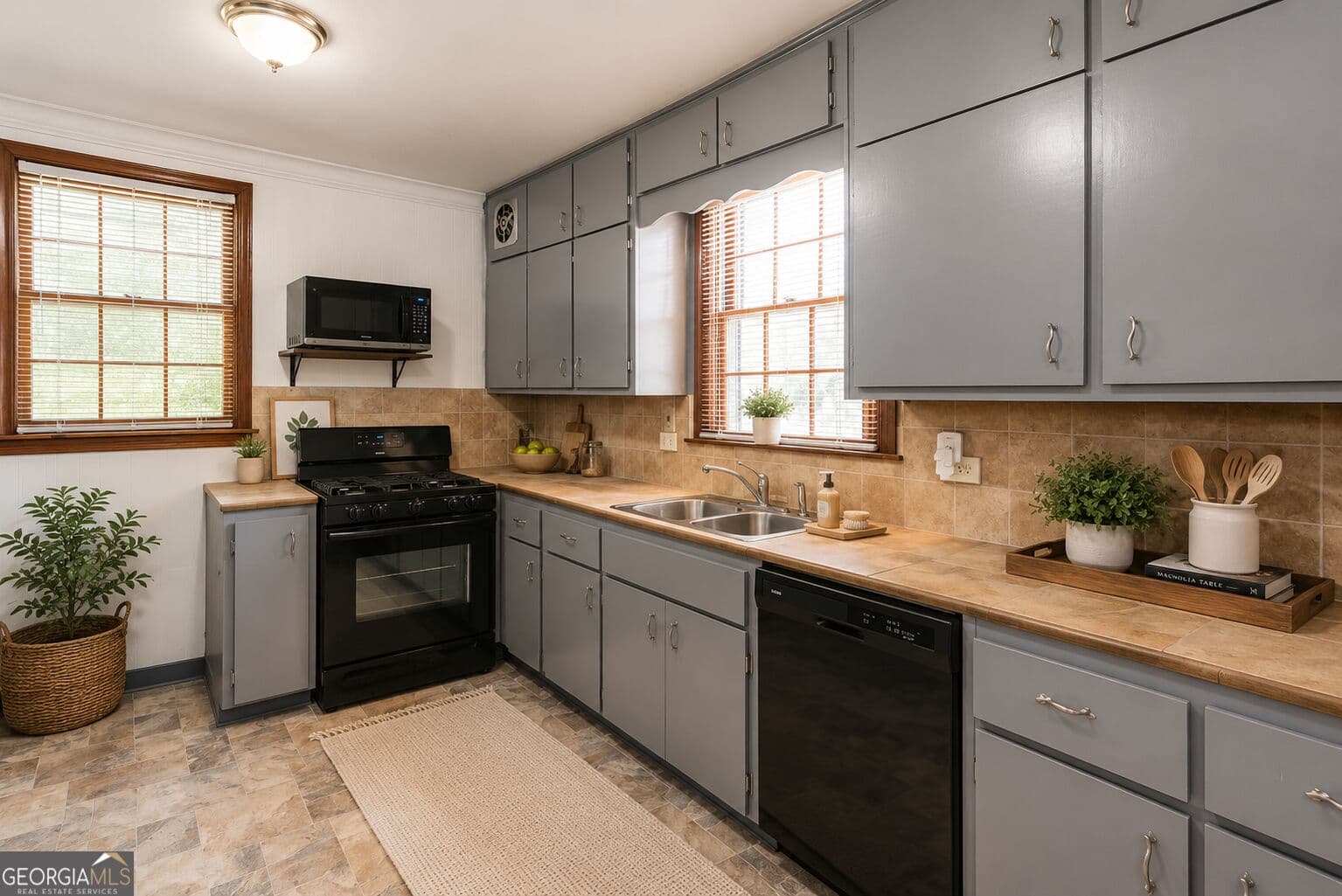 3 bedroom, 1 bathroom, 1,470 sq ft single family residence for rent at 2111 M L King Jr Drive, Atlanta, GA 30310 for $1,800 a month — photo 2