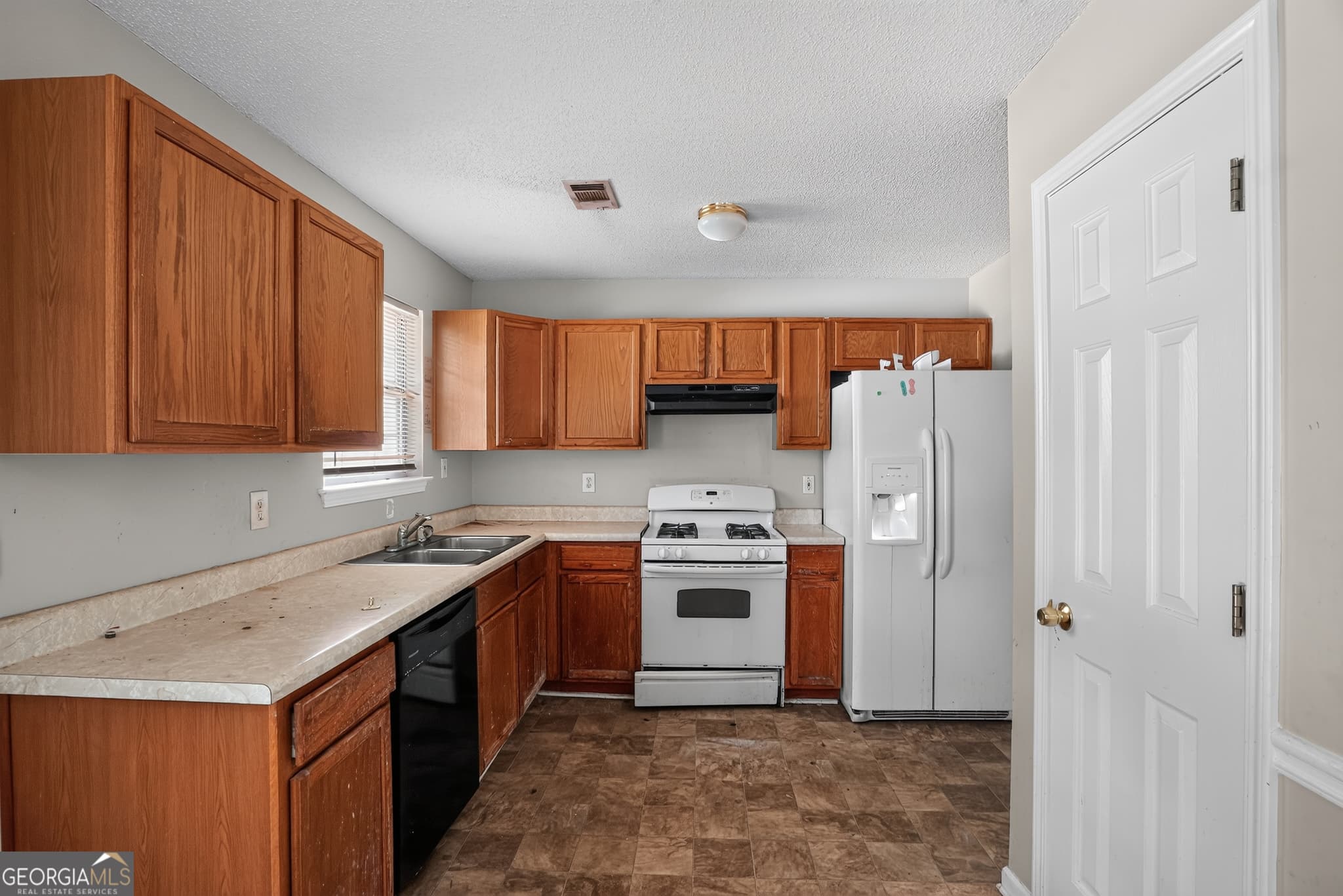 3 bedroom, 2.5 bathroom, 1,641 sq ft single family residence for sale at 6138 Idlewood Manor, Lithonia, GA 30038 — photo 6