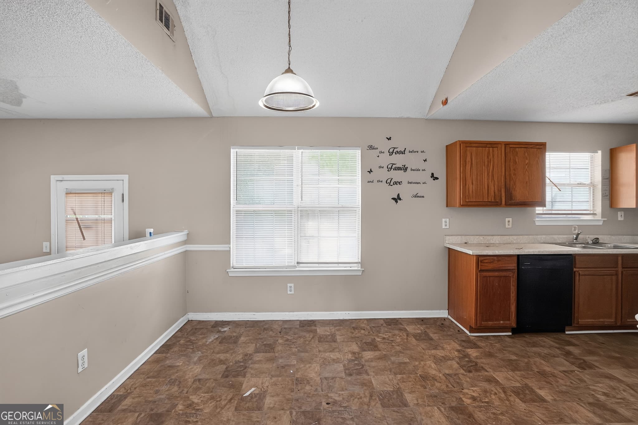 3 bedroom, 2.5 bathroom, 1,641 sq ft single family residence for sale at 6138 Idlewood Manor, Lithonia, GA 30038 — photo 8