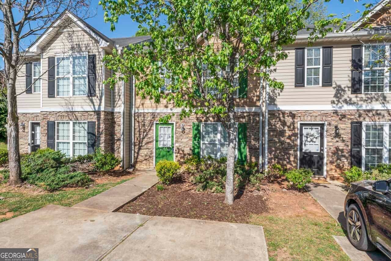 3 bedroom, 2.5 bathroom, 1,416 sq ft townhouse for sale at 11443 South Grove Drive, Hampton, GA 30228 — photo 2