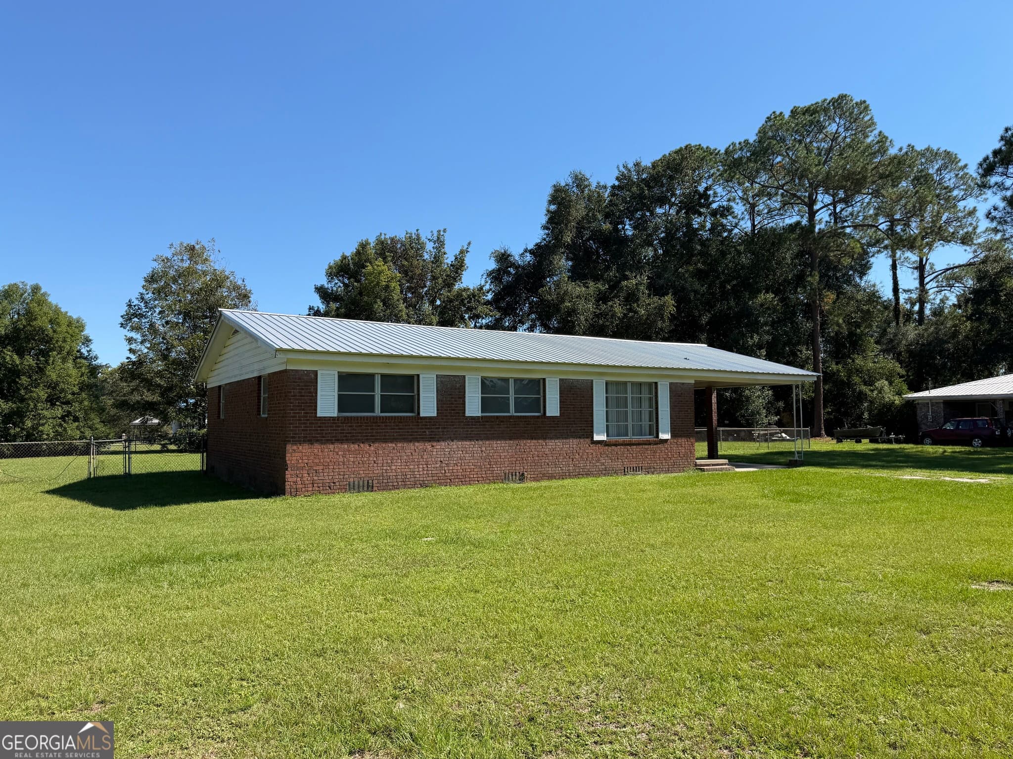 3 bedroom, 2 bathroom, 1,227 sq ft single family residence for sale at 2108 Mayfair Place, Waycross, GA 31501 — photo 2