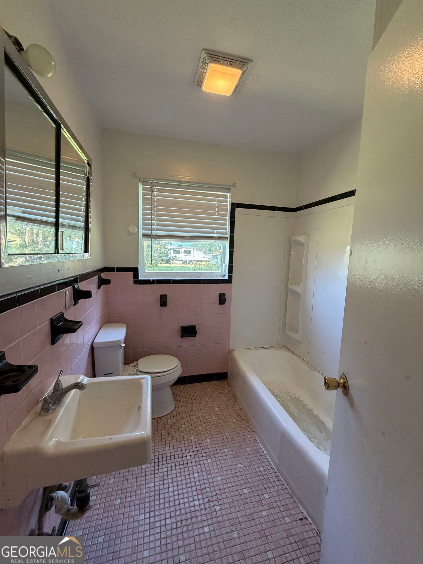 3 bedroom, 2 bathroom, 1,227 sq ft single family residence for sale at 2108 Mayfair Place, Waycross, GA 31501 — photo 7