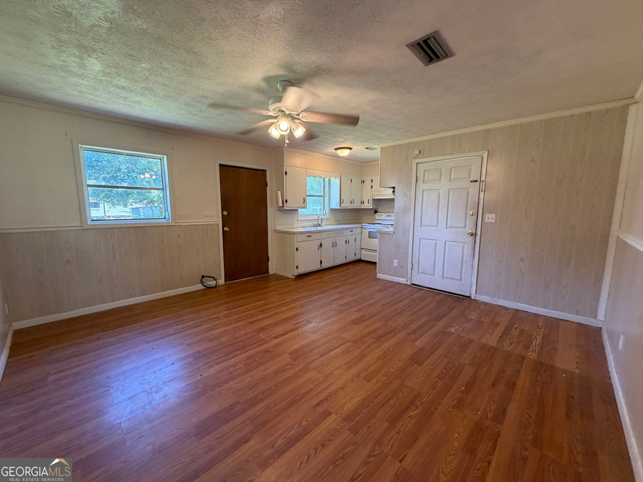 3 bedroom, 2 bathroom, 1,227 sq ft single family residence for sale at 2108 Mayfair Place, Waycross, GA 31501 — photo 5