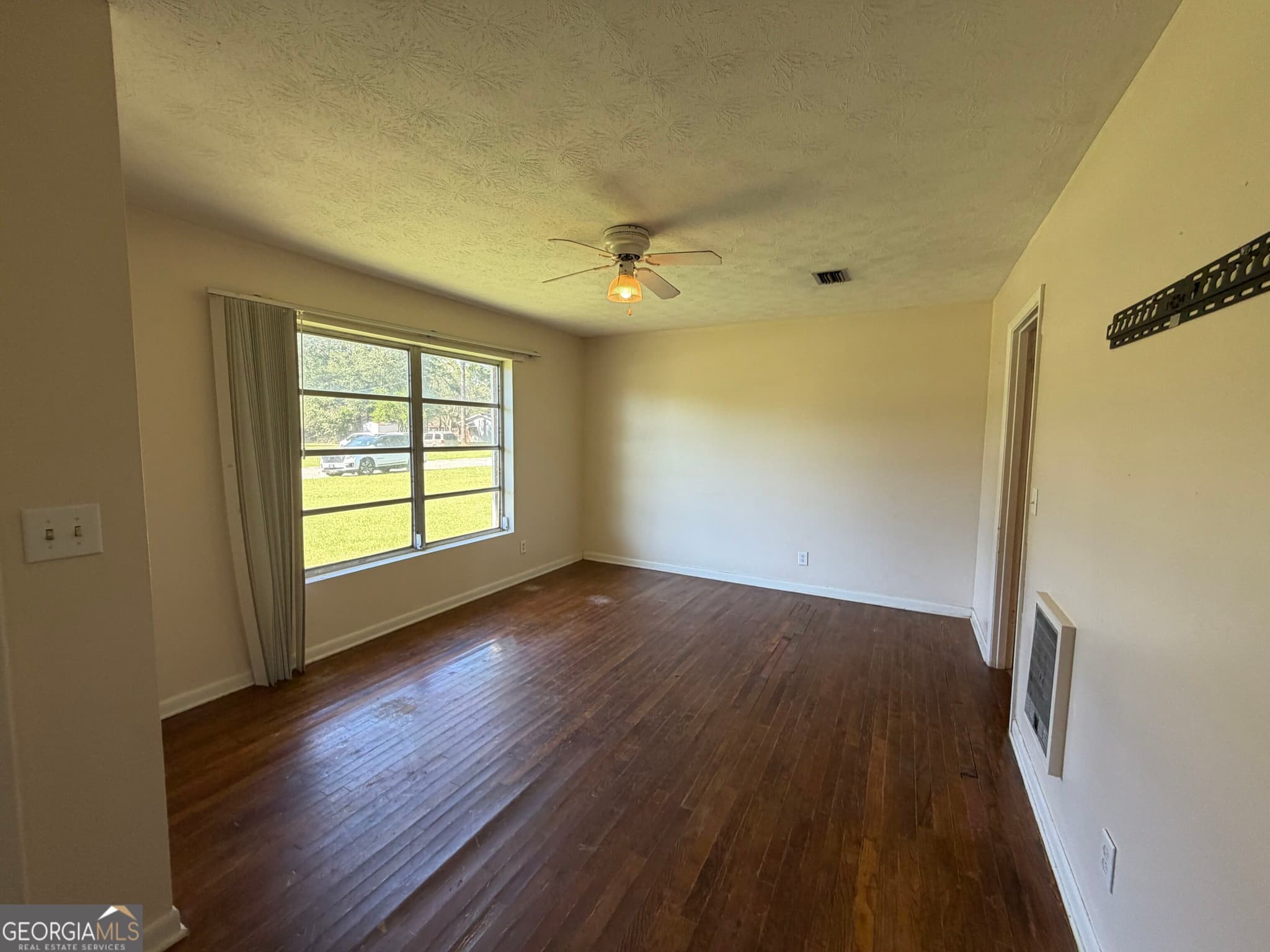3 bedroom, 2 bathroom, 1,227 sq ft single family residence for sale at 2108 Mayfair Place, Waycross, GA 31501 — photo 4