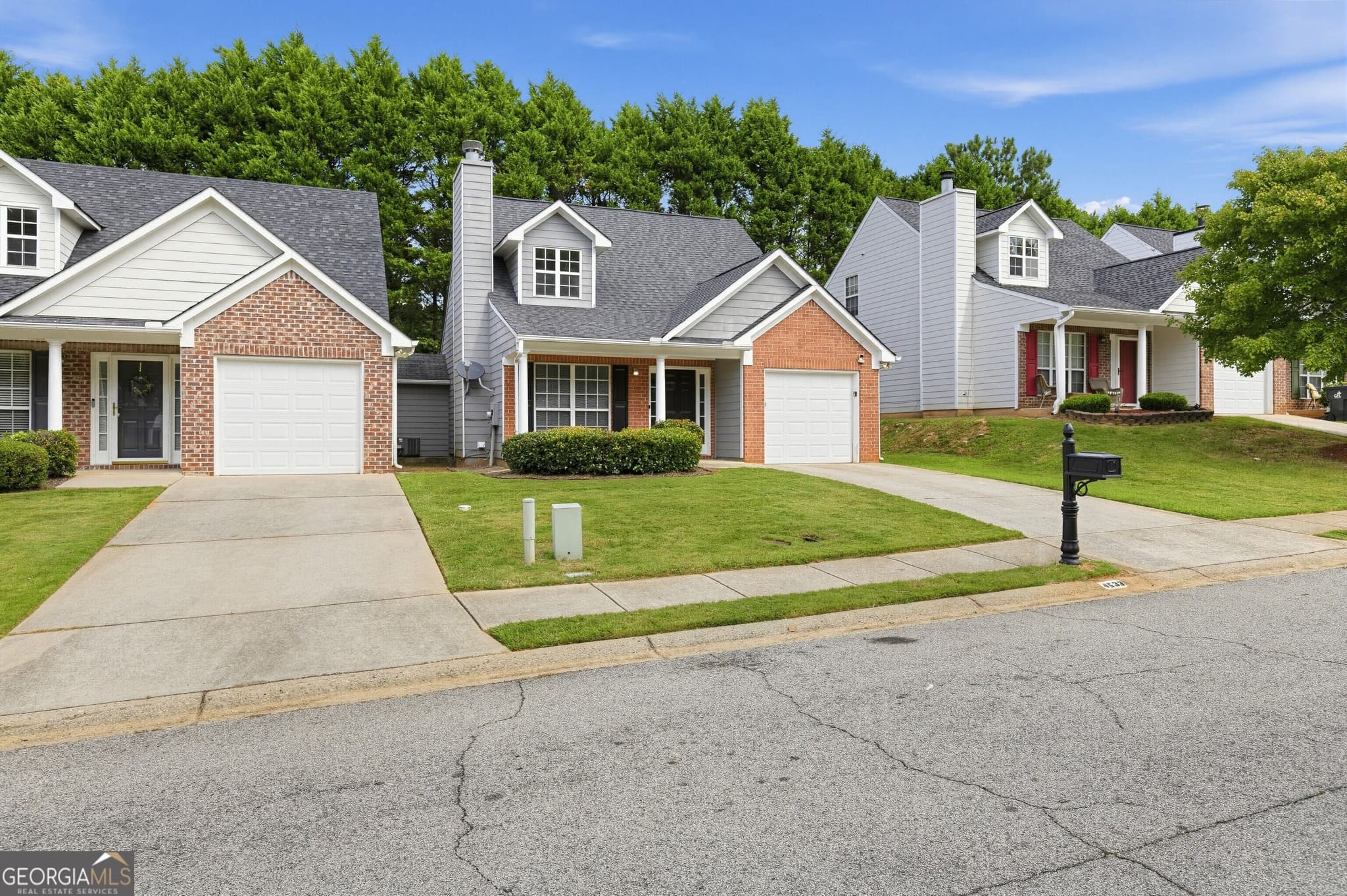 3 bedroom, 2.5 bathroom, 1,694 sq ft single family residence for sale at 4533 Ravenwood Place, Union City, GA 30291 — photo 3