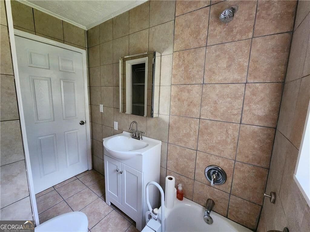 2 bedroom, 1 bathroom cabin,single family residence for rent at 1071 Powderbag Creek Road, Hartwell, GA 30643 for $1,650 a month — photo 9