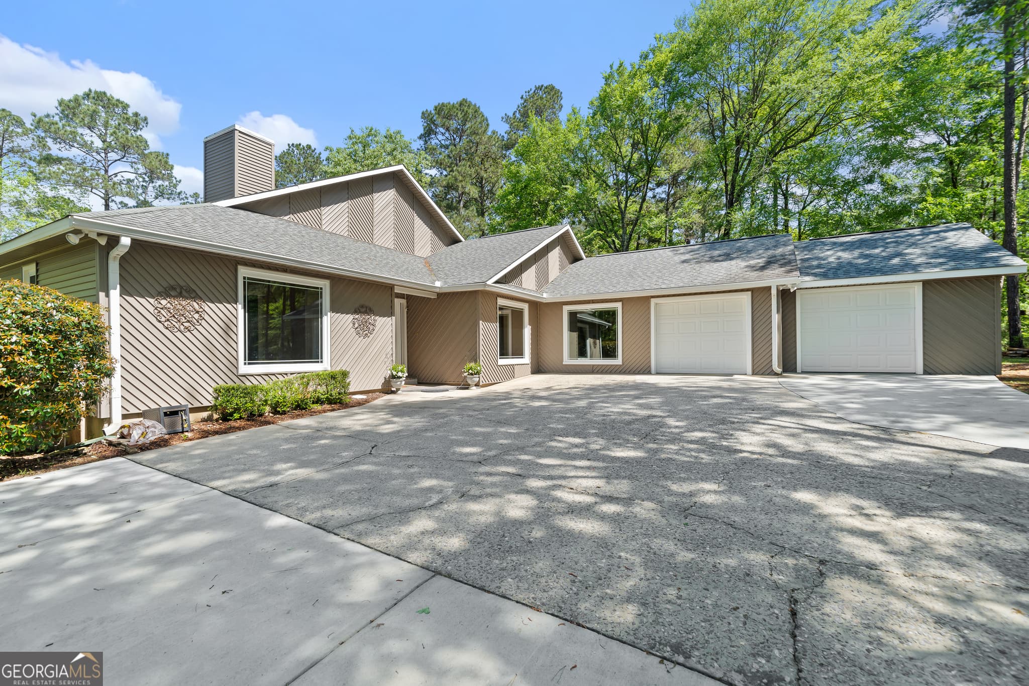 3 bedroom, 3 bathroom, 3,000 sq ft single family residence sold at 664 River North Boulevard, Macon, GA 31211