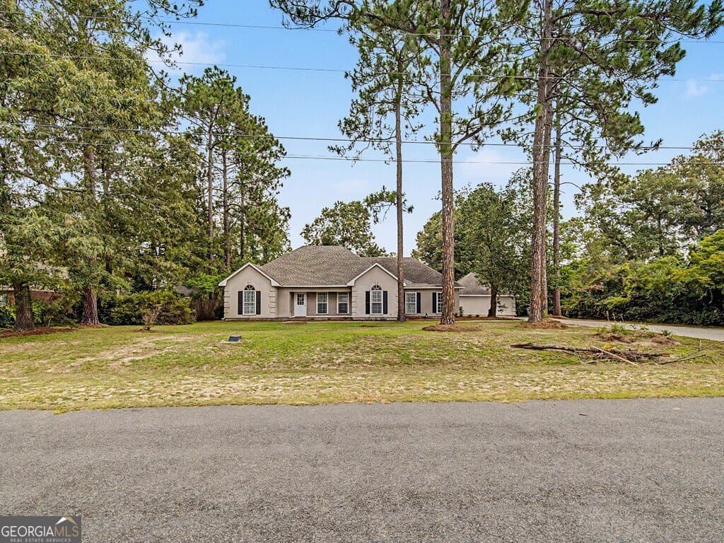 4 bedroom, 3 bathroom, 3,020 sq ft single family residence for sale at 1621 Moore Street, Adel, GA 31620 — photo 2