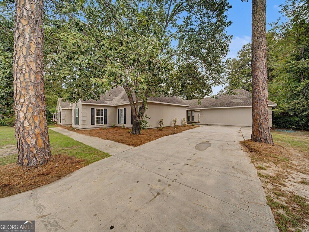 4 bedroom, 3 bathroom, 3,020 sq ft single family residence for sale at 1621 Moore Street, Adel, GA 31620 — photo 3