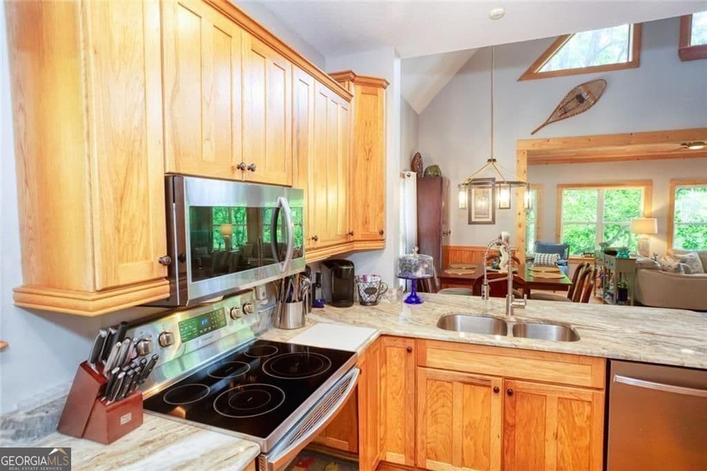 4 bedroom, 3 bathroom, 3,282 sq ft single family residence for sale at 190 Raintree Court, Demorest, GA 30535 — photo 7
