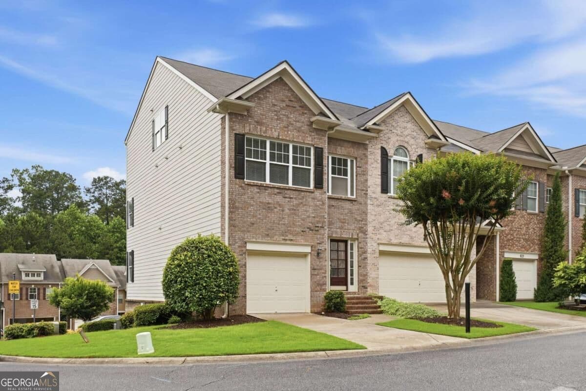 3 bedroom, 3.5 bathroom, 2,294 sq ft townhouse for sale at 1013 Firethorne Pass, Cumming, GA 30040 — photo 1 of 33