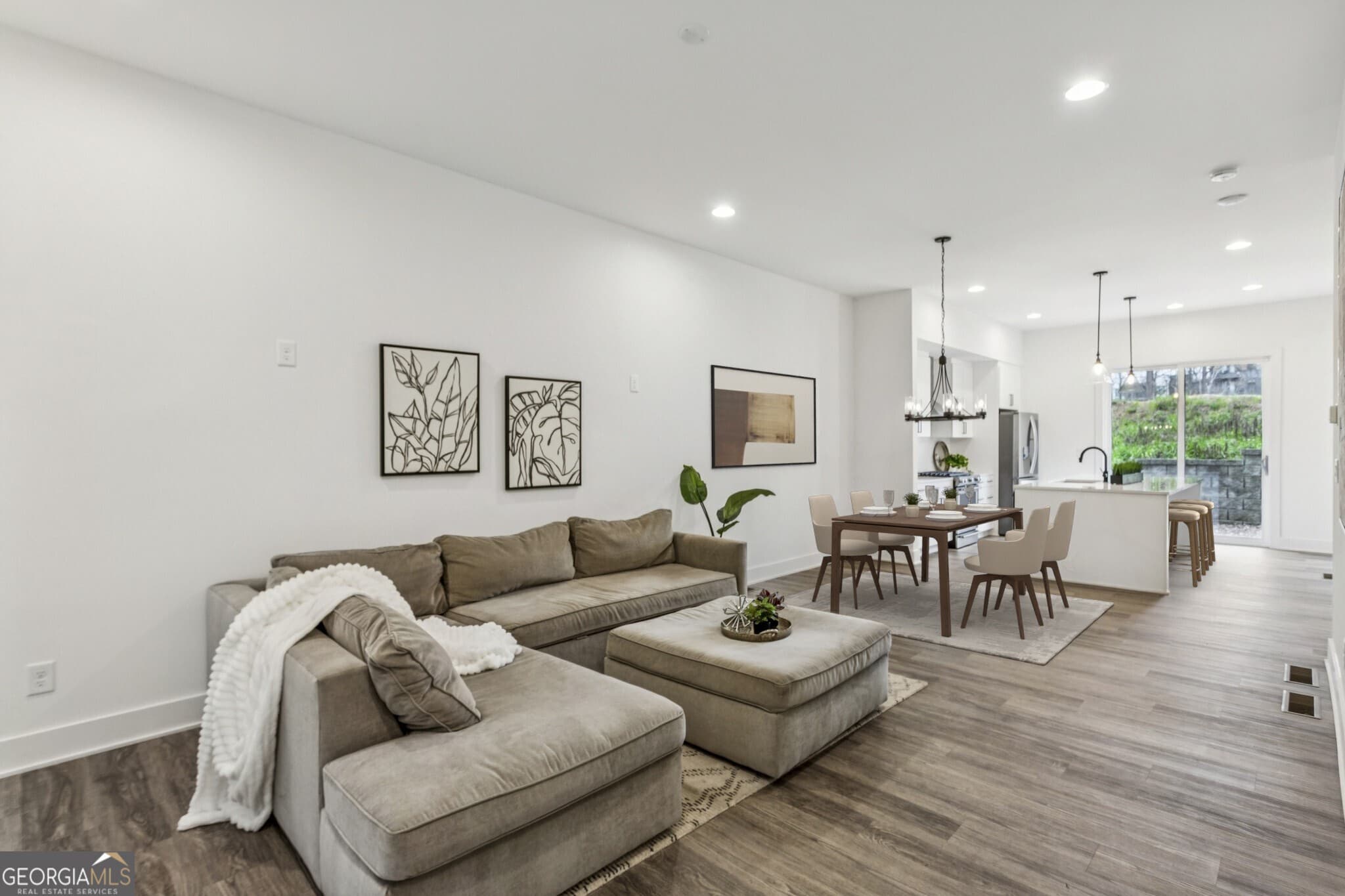 2 bedroom, 2.5 bathroom, 1,962 sq ft townhouse for sale at 1261 Chelsea Circle, Atlanta, GA 30318 — photo 2