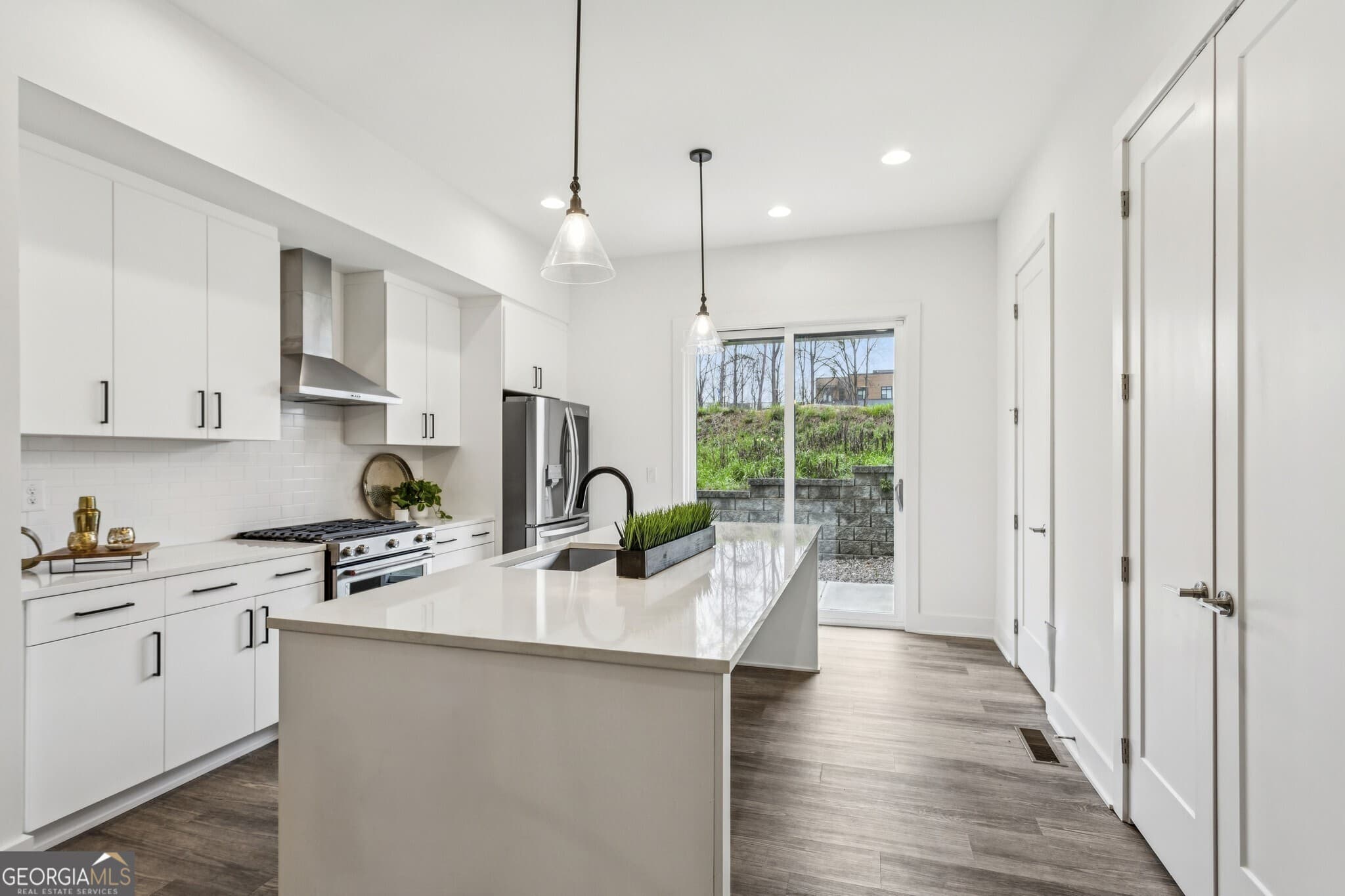 2 bedroom, 2.5 bathroom, 1,962 sq ft townhouse for sale at 1261 Chelsea Circle, Atlanta, GA 30318 — photo 3