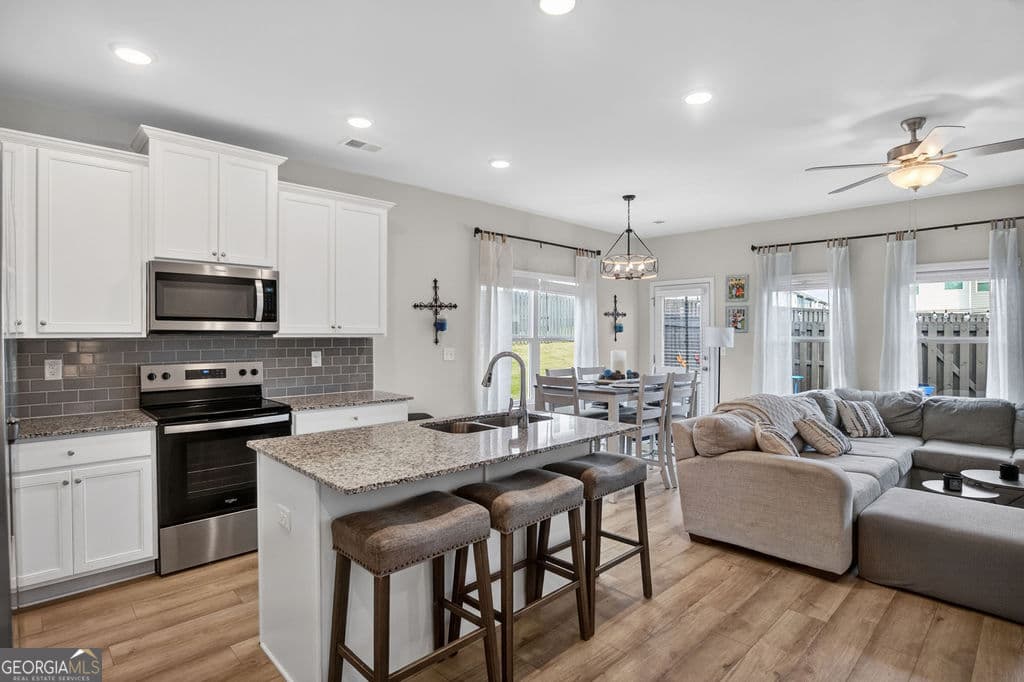 3 bedroom, 2.5 bathroom, 1,383 sq ft townhouse for sale at 529 Buxton Road, Hoschton, GA 30548 — photo 2