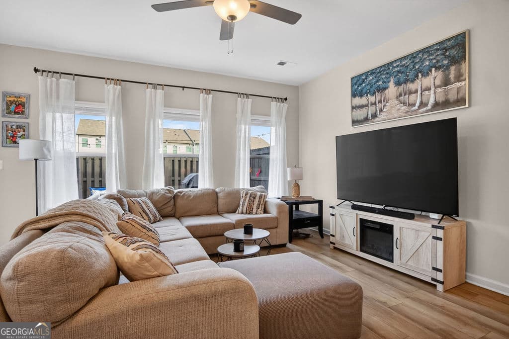 3 bedroom, 2.5 bathroom, 1,383 sq ft townhouse for sale at 529 Buxton Road, Hoschton, GA 30548 — photo 3