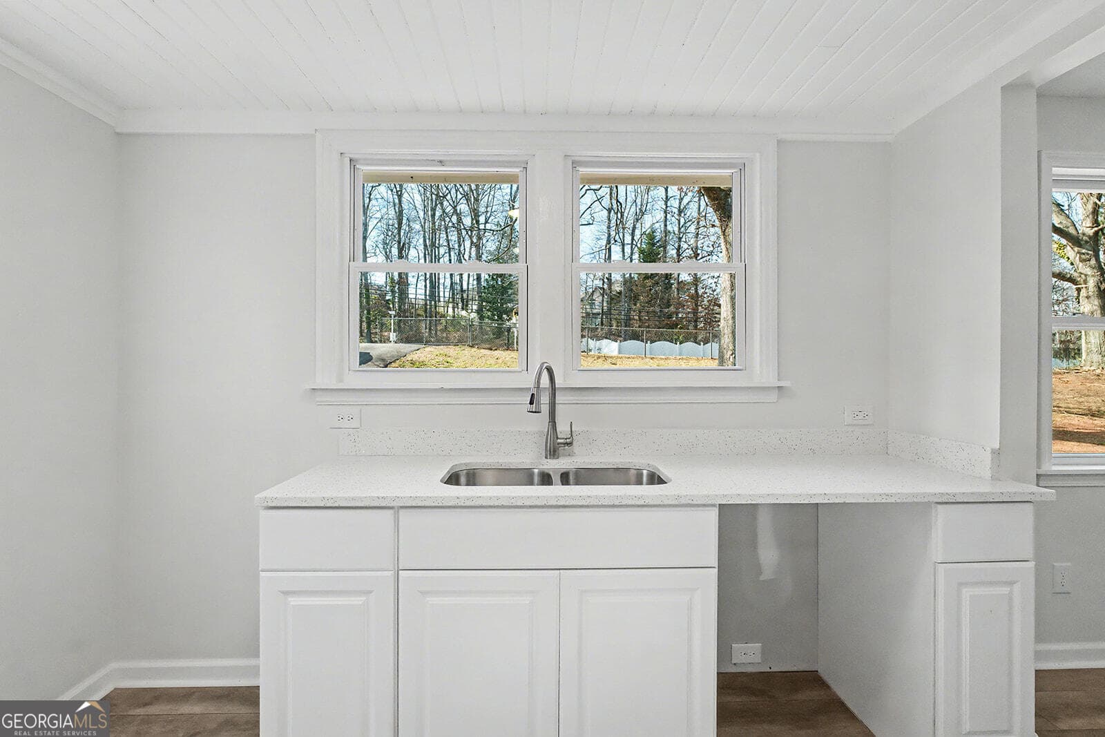 3 bedroom, 2 bathroom, 1,300 sq ft single family residence for sale at 5284 Campbellton Road, Atlanta, GA 30331 — photo 6