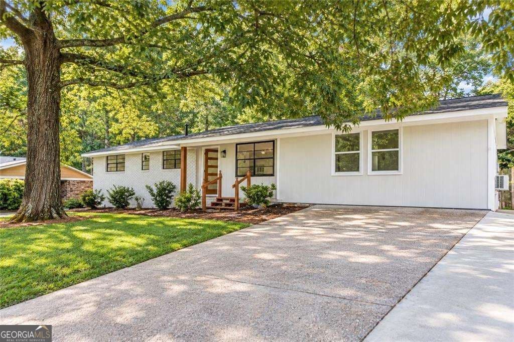 3 bedroom, 2 bathroom, 1,664 sq ft single family residence for sale at 6065 Yucca Drive, Douglasville, GA 30135 — photo 2