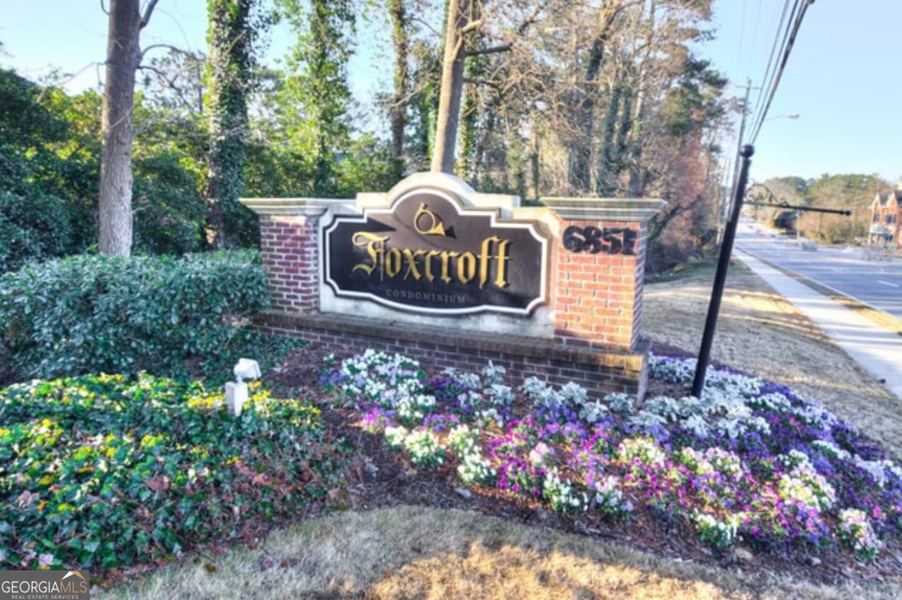 3 bedroom, 2 bathroom, 1,469 sq ft condominium for sale at 6851 Roswell Road, Sandy Springs, GA 30328 — photo 2