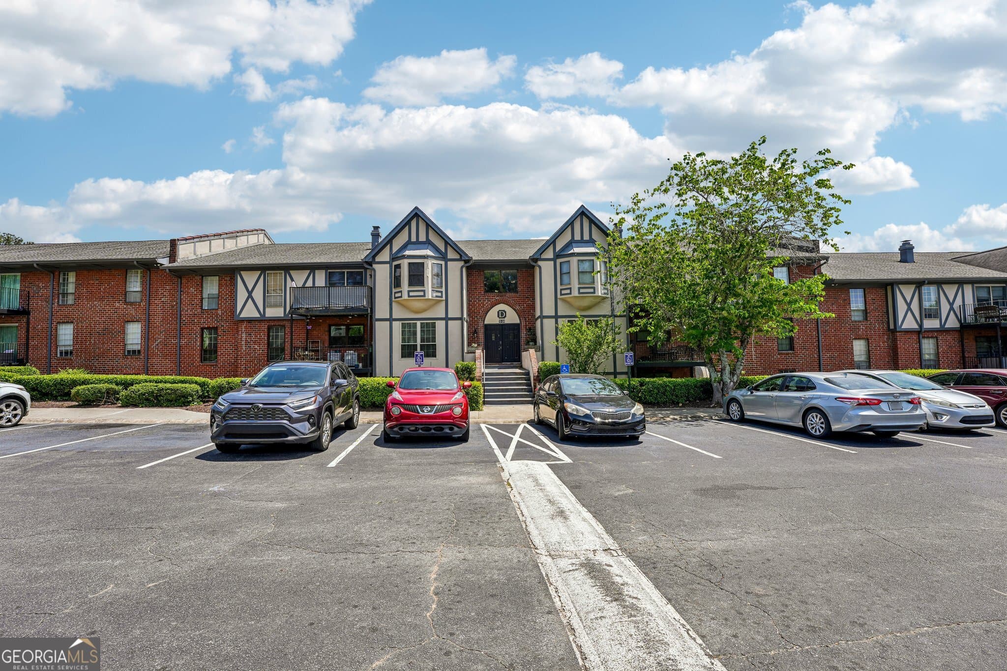 3 bedroom, 2 bathroom, 1,469 sq ft condominium for sale at 6851 Roswell Road, Sandy Springs, GA 30328 — photo 3