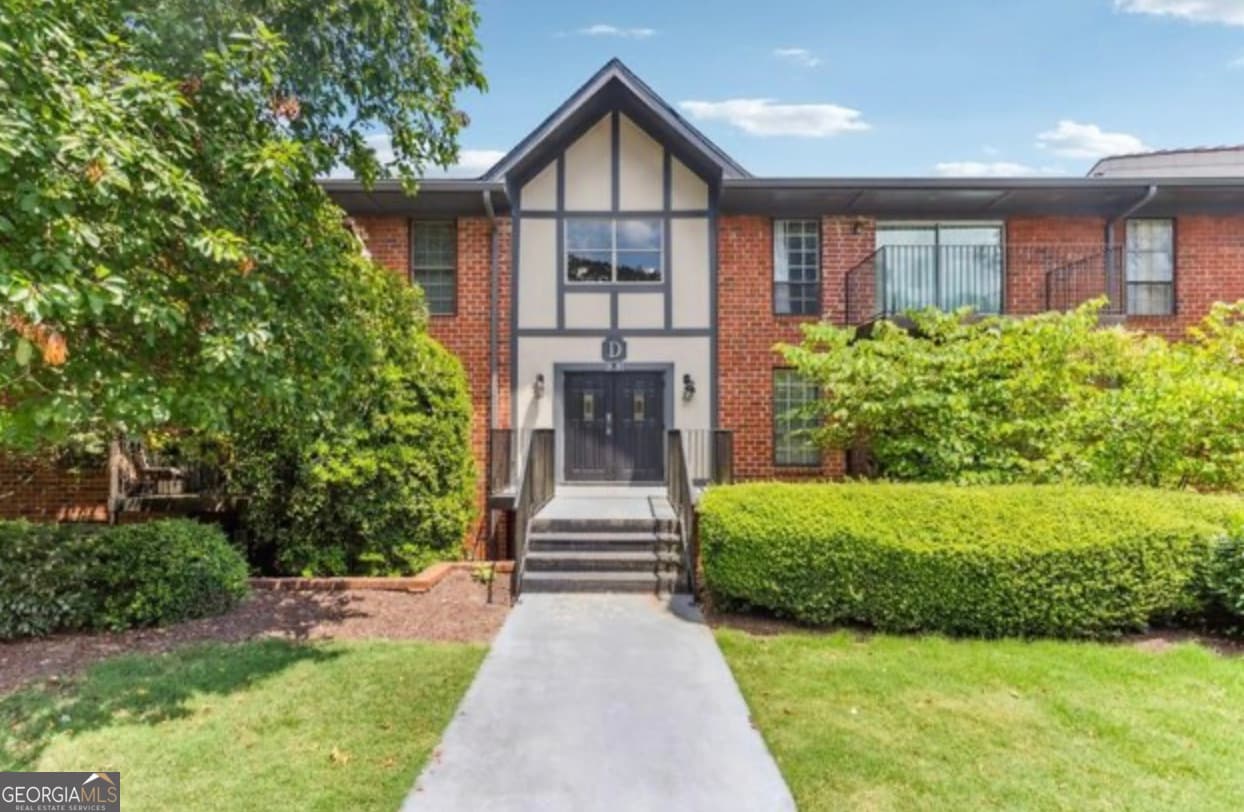 3 bedroom, 2 bathroom, 1,469 sq ft condominium for sale at 6851 Roswell Road, Sandy Springs, GA 30328 — photo 1 of 28