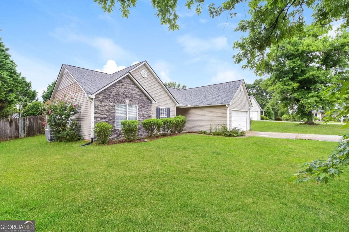 3 bedroom, 2 bathroom single family residence for rent at 1525 Julianna Drive, Loganville, GA 30052 for $2,065 a month — photo 2