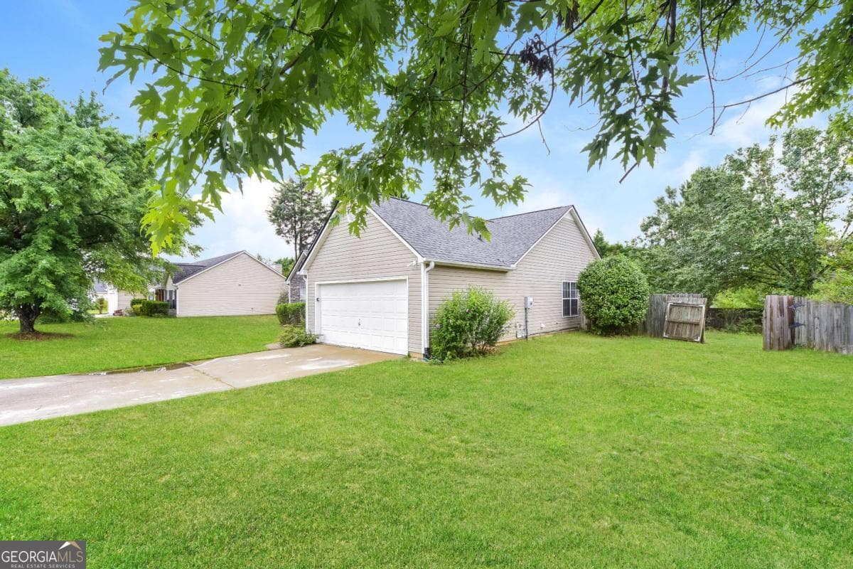 3 bedroom, 2 bathroom single family residence for rent at 1525 Julianna Drive, Loganville, GA 30052 for $2,065 a month — photo 3