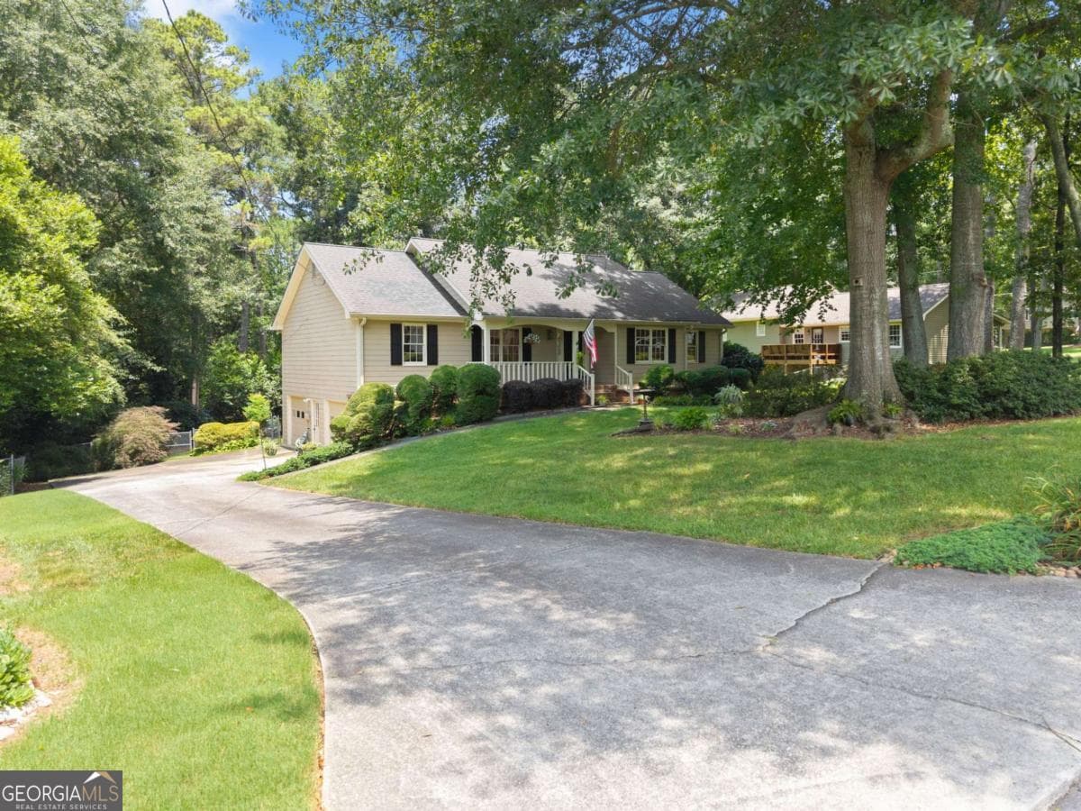 3 bedroom, 2 bathroom, 2,460 sq ft single family residence for sale at 1155 Lakeridge Court, Grayson, GA 30017 — photo 3