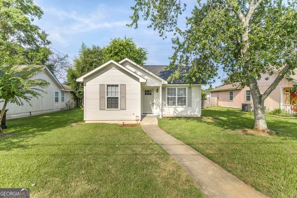 3 bedroom, 2 bathroom, 1,150 sq ft single family residence for sale at 305 Johnson Road, Warner Robins, GA 31093