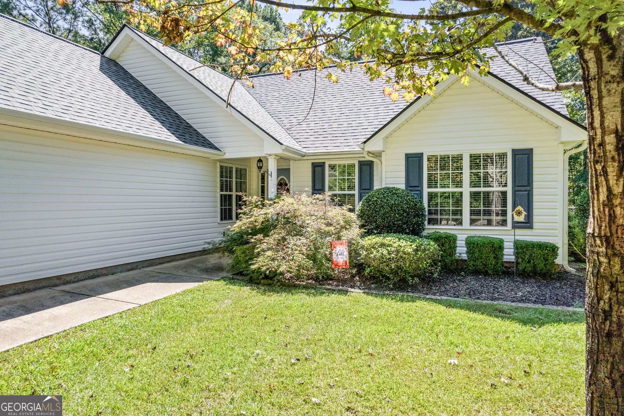 3 bedroom, 2 bathroom, 1,300 sq ft single family residence for sale at 571 Earl North Road, Newnan, GA 30263 — photo 2