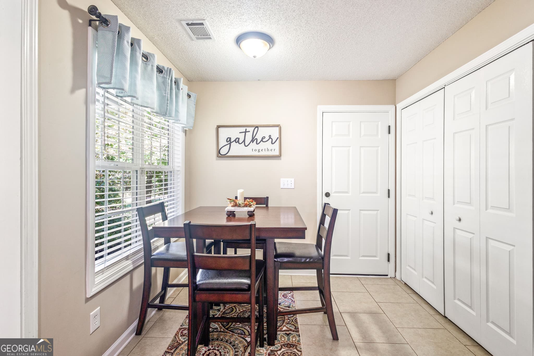 3 bedroom, 2 bathroom, 1,300 sq ft single family residence for sale at 571 Earl North Road, Newnan, GA 30263 — photo 4