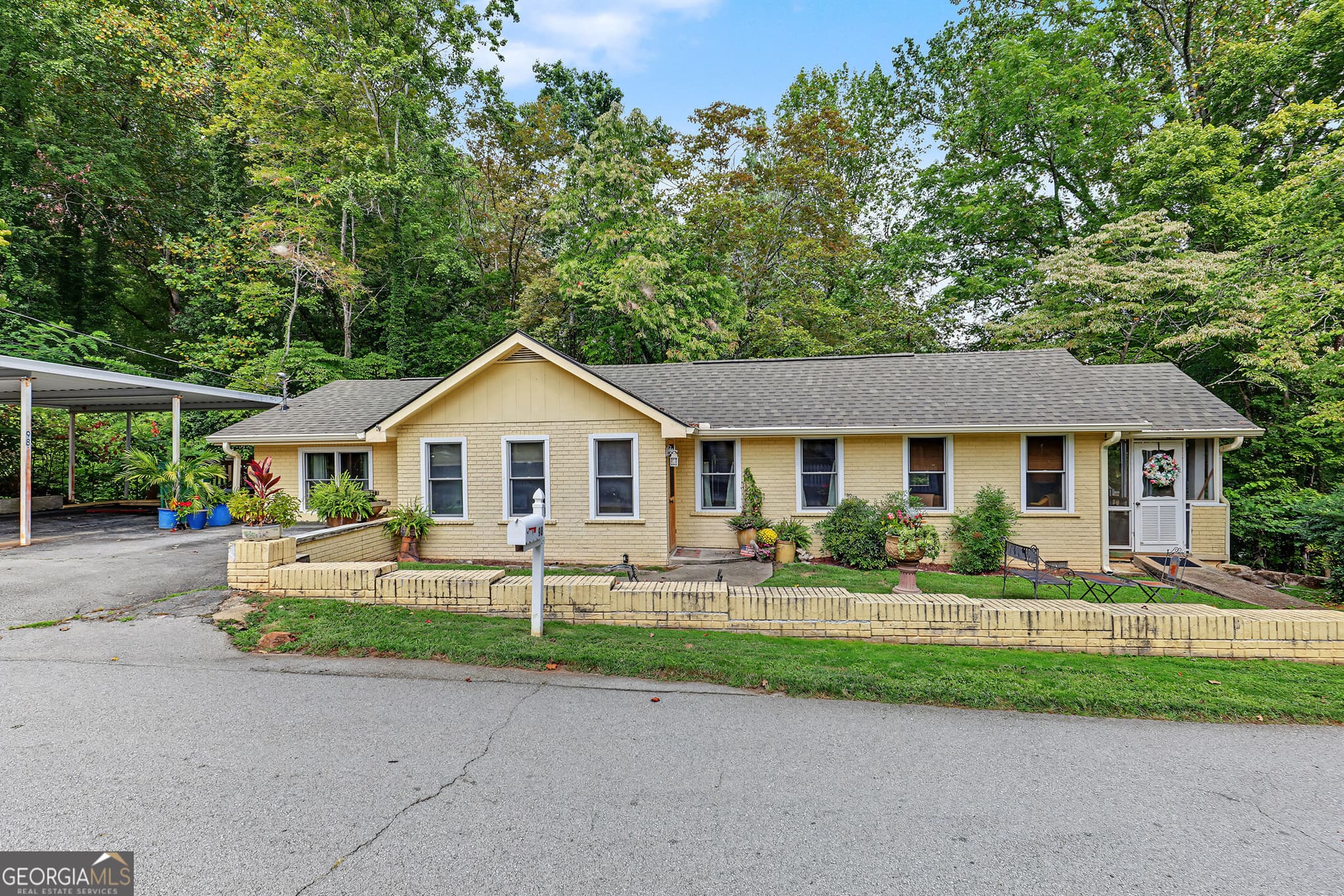 3 bedroom, 2 bathroom, 1,182 sq ft single family residence for sale at 98 Pickett Hill Street, Clayton, GA 30525 — photo 1 of 57
