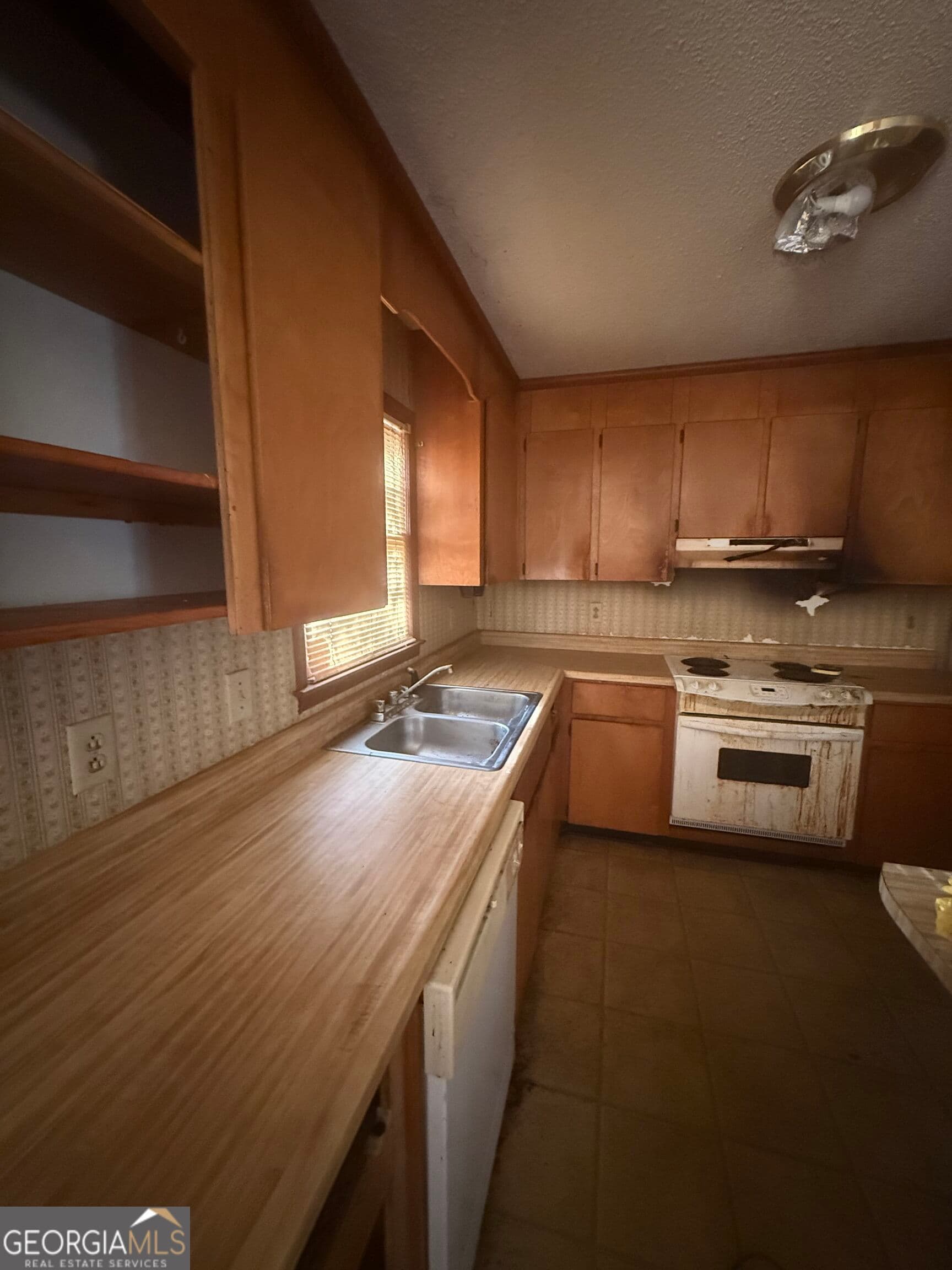 3 bedroom, 1 bathroom, 1,363 sq ft single family residence for sale at 165 Country World Drive, Macon, GA 31211 — photo 2