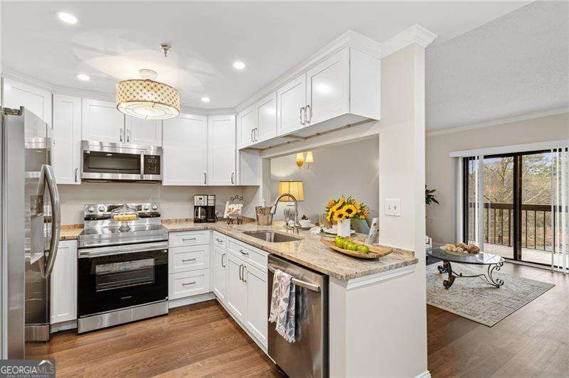 1 bedroom, 1 bathroom condominium for sale at 1800 Clairmont Lake, Decatur, GA 30033 — photo 2