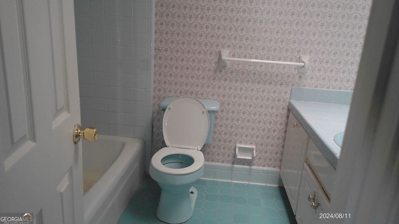 4 bedroom, 2.5 bathroom, 2,384 sq ft single family residence for sale at 2301 Juniper Drive, Albany, GA 31721 — photo 8